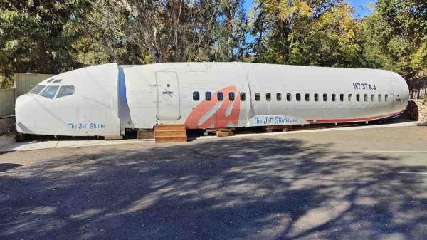 external view of the 737 fuselage